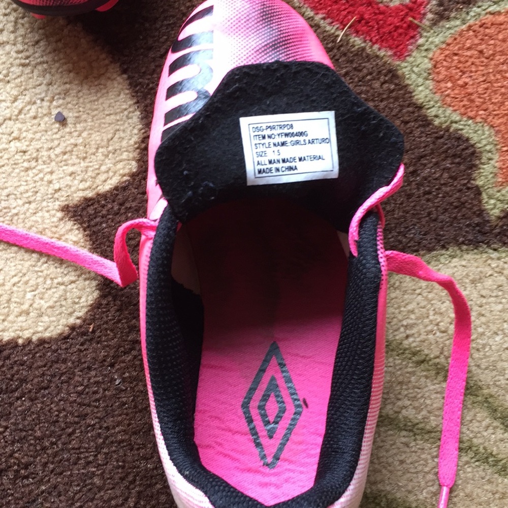Umbro  white and pink soccer shoes almost new